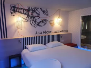 Photo d'une tête de lit avec toile murale