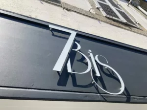 Photo d'une enseigne murale "7Bis"