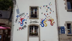 Enseigne publicitaire sur bâtiment