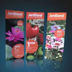 Photo de trois bannières publicitaires pour le magasin "Jardiland"