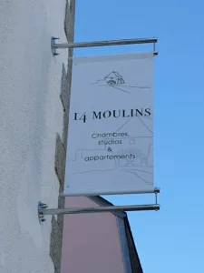 Photo d'une enseigne en toile type "kakemono", accrochée au mur d'un hôtel "14 Moulins"