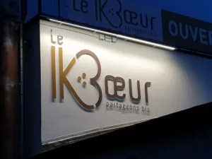 Photo d'une enseigne murale éclairée d'un magasin "Le Koeur"