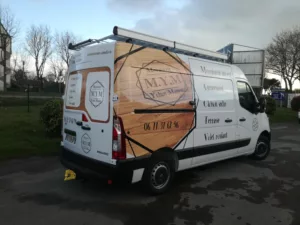 Photo d'un camion avec un marquage publicitaire de la marque "M.Y.M"