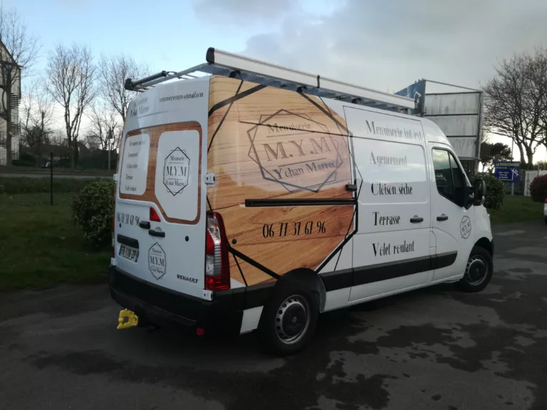 Photo d'un camion avec un marquage publicitaire de la marque "M.Y.M"
