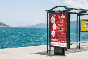Affiche publicitaire sur arrêt de bus