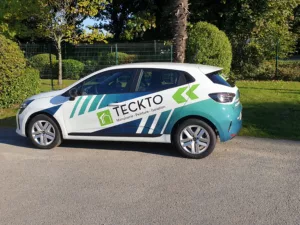 Voiture avec son marquage publicitaire