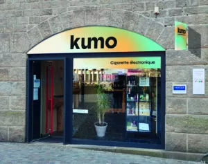 Enseigne d'un magasin "Kumo" à Quimper