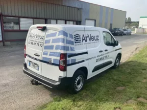 Camionnette blanche avec un marquage publicitaire de la marque Ar Veuz
