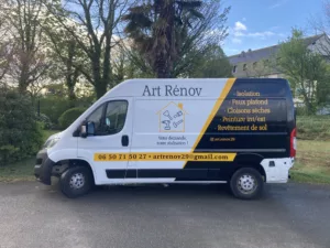 Photo d'un camion avec marquage publicitaire